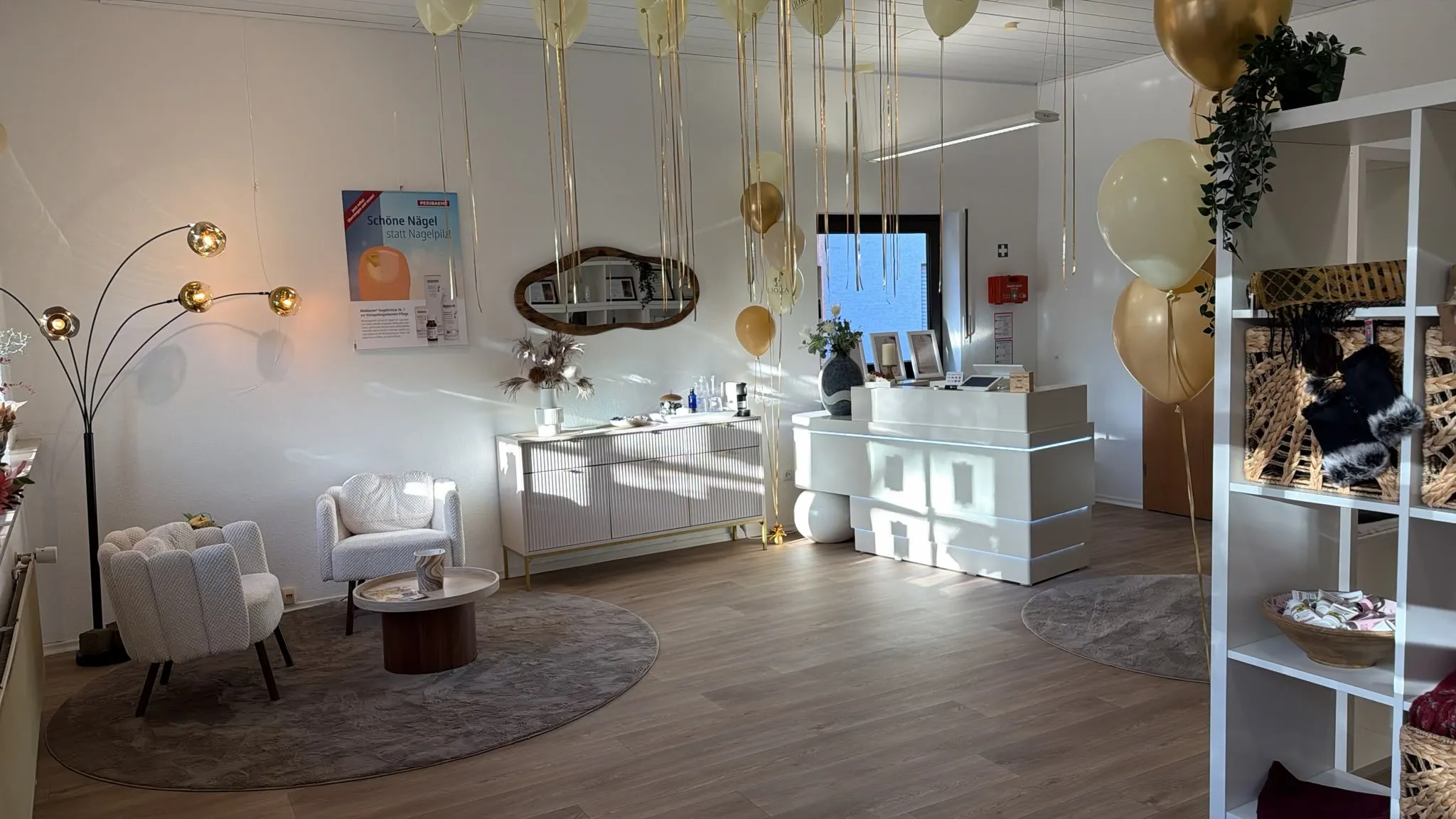 Das Liora-Studio in Dannstadt: heller Raum mit Sitzecke, Spiegel und Empfangstheke, geschmückt mit Ballons zur Eröffnung