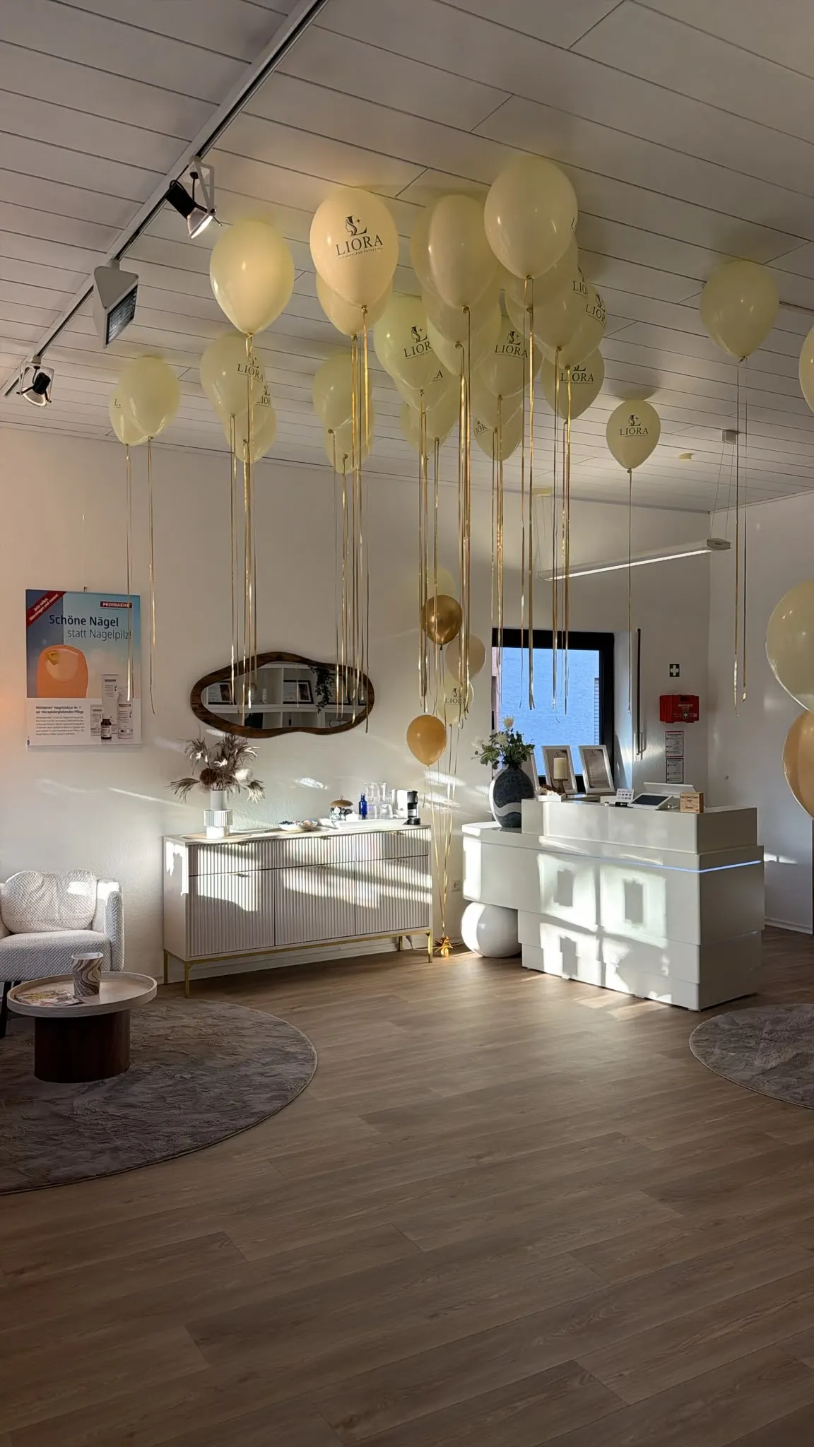 Blick ins Liora-Studio mit Sitzecke, Empfangstheke und Ballons von der Eröffnung